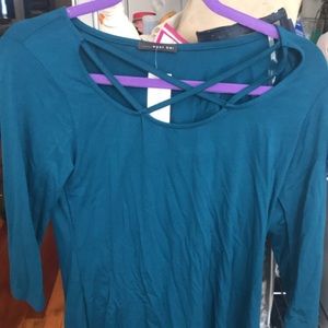 Simple detailed 3/4 sleeve top! Stretchy material.